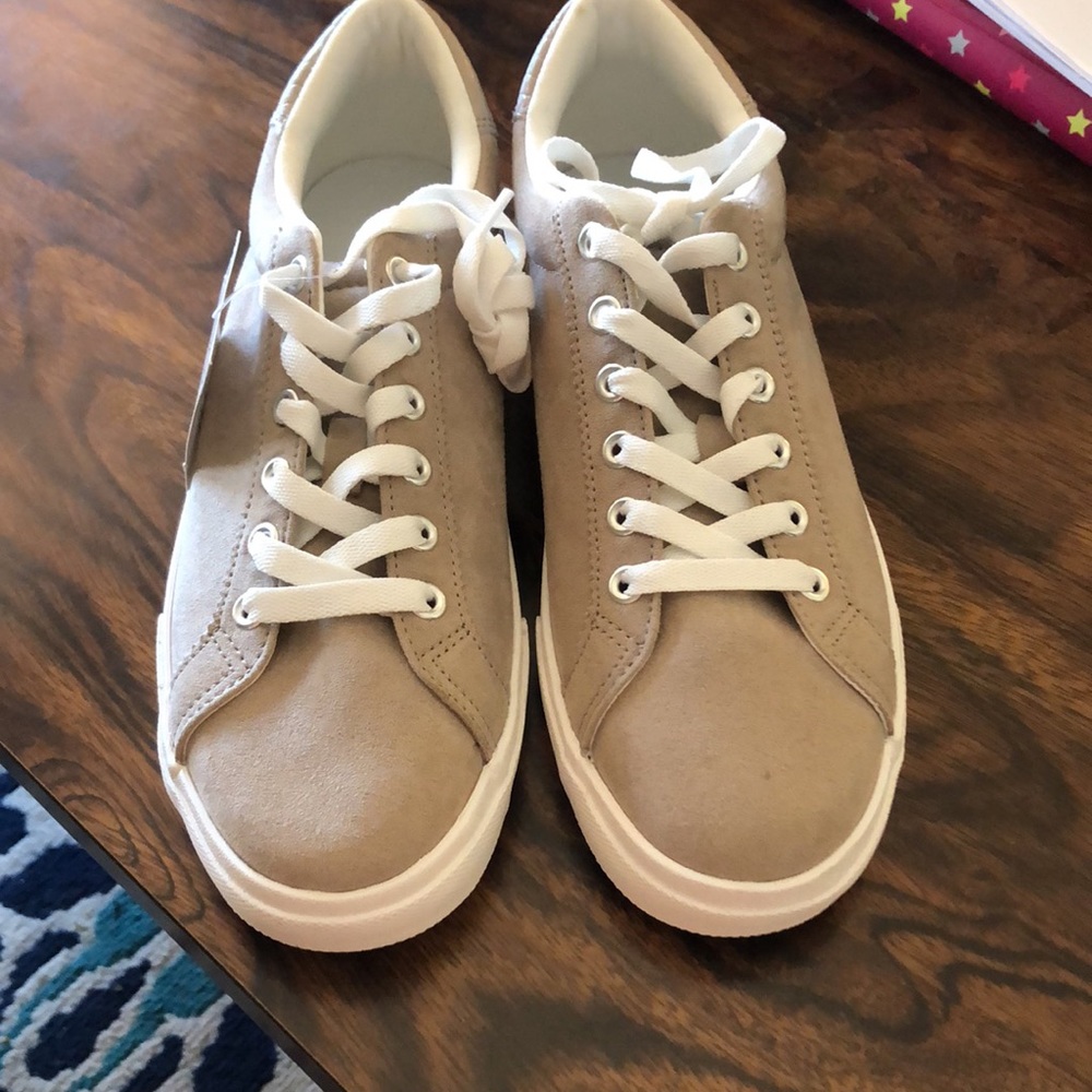 H&M mens tennis shoe, brand new, size 8.5, beige in color.